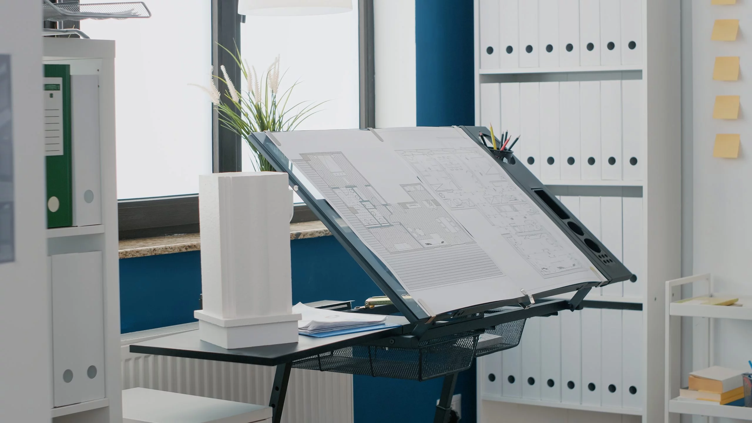 Diseño de planos eléctricos en espacios de oficinas: Guía completa Introducción: El diseño de planos eléctricos para oficinas es un proceso crucial que garantiza la seguridad, eficiencia y funcionalidad del sistema eléctrico. Este documento te guiará a través de los pasos esenciales para crear planos eléctricos precisos y completos para tu espacio de oficina. Fase 1: Planificación y análisis: Recopilación de información: Reúne planos arquitectónicos detallados de la oficina, incluyendo dimensiones, disposición de las habitaciones, ubicación de ventanas y puertas. Define las necesidades eléctricas del espacio, incluyendo el tipo y cantidad de equipos que se utilizarán, la potencia requerida y la ubicación de los enchufes e interruptores. Consulta las normas y regulaciones locales de seguridad eléctrica (RETIE en Colombia) para garantizar el cumplimiento. Análisis de la carga eléctrica: Calcula la carga total de energía que demandará la oficina, considerando todos los equipos y dispositivos. Determina el tipo de cableado y la capacidad del circuito eléctrico necesarios para soportar la carga. Diseño del sistema eléctrico: Define la ubicación del panel eléctrico principal y los subpaneles, si es necesario. Diseña la ruta del cableado, teniendo en cuenta la accesibilidad, la seguridad y la estética. Selecciona los tipos de luminarias y equipos de protección eléctrica adecuados. Fase 2: Creación del plano eléctrico: Software y herramientas: Utiliza software de diseño CAD especializado (AutoCAD Electrical, EPLAN Electric P8) o herramientas online como EdrawMax para crear planos eléctricos precisos y con símbolos estandarizados. Asegúrate de que el software cumpla con las normas y regulaciones locales. Elementos del plano: Incluye una leyenda con símbolos eléctricos estandarizados y su significado. Dibuja la distribución del cableado, incluyendo canalizaciones, tuberías y conexiones. Indica la ubicación de los equipos eléctricos, como luminarias, enchufes, interruptores, panel eléctrico y dispositivos de protección. Especifica el tipo de cableado, calibre, voltaje y amperaje en cada circuito. Anota detalles adicionales como la ubicación de tomas de tierra, sistemas de seguridad y alarmas. Fase 3: Revisión y aprobación: Verificación y validación: Revisa cuidadosamente el plano eléctrico para detectar errores o inconsistencias. Asegúrate de que el diseño cumple con las normas y regulaciones locales de seguridad eléctrica. Solicita la revisión y aprobación del plano por parte de un ingeniero eléctrico o especialista calificado. Documentación: Genera un informe técnico que describa el diseño del sistema eléctrico, incluyendo la memoria de cálculo, especificaciones de materiales y equipos. Anexa el plano eléctrico final al informe técnico. Recursos adicionales: Normas y regulaciones: RETIE (Reglamento Técnico de Instalaciones Eléctricas) en Colombia: https://www.merriam-webster.com/dictionary/retie NTC 2050 (Norma Técnica Colombiana) sobre instalaciones eléctricas: https://www.ugc.edu.co/pages/juridica/documentos/institucionales/Norma_%20NTC_2050_98_codigo_electrico_col.pdf Software de diseño CAD: AutoCAD Electrical: https://www.autodesk.com/products/autocad/included-toolsets/autocad-electrical EPLAN Electric P8: https://www.eplan-software.com/solutions/eplan-electric-p8/ Herramientas online: EdrawMax: https://www.edrawmax.com/ Consejos para un diseño eficiente: Planifica cuidadosamente la distribución del mobiliario y equipos para optimizar la ubicación de los enchufes e interruptores. Prioriza la seguridad y accesibilidad en el diseño del sistema eléctrico. Selecciona equipos y materiales de alta calidad que garanticen la eficiencia y durabilidad del sistema. Mantén una comunicación efectiva con el equipo de trabajo durante el proceso de diseño y ejecución del proyecto. Conclusión: El diseño de planos eléctricos para espacios de oficinas es una tarea compleja que requiere un enfoque meticuloso y profesional. Siguiendo las pautas y recomendaciones de esta guía, podrás crear planos precisos y completos que garanticen la seguridad, funcionalidad y eficiencia del sistema eléctrico en tu oficina.